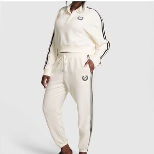 Victoria's Secret PINK Reverse Fleece
Cropped Sweatshirt & Gym Pants Cream LG/XL